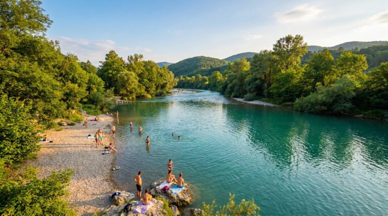 Personnes se relaxant et se baignant au bord d'une rivière aux eaux turquoise entourée de végétation luxuriante.