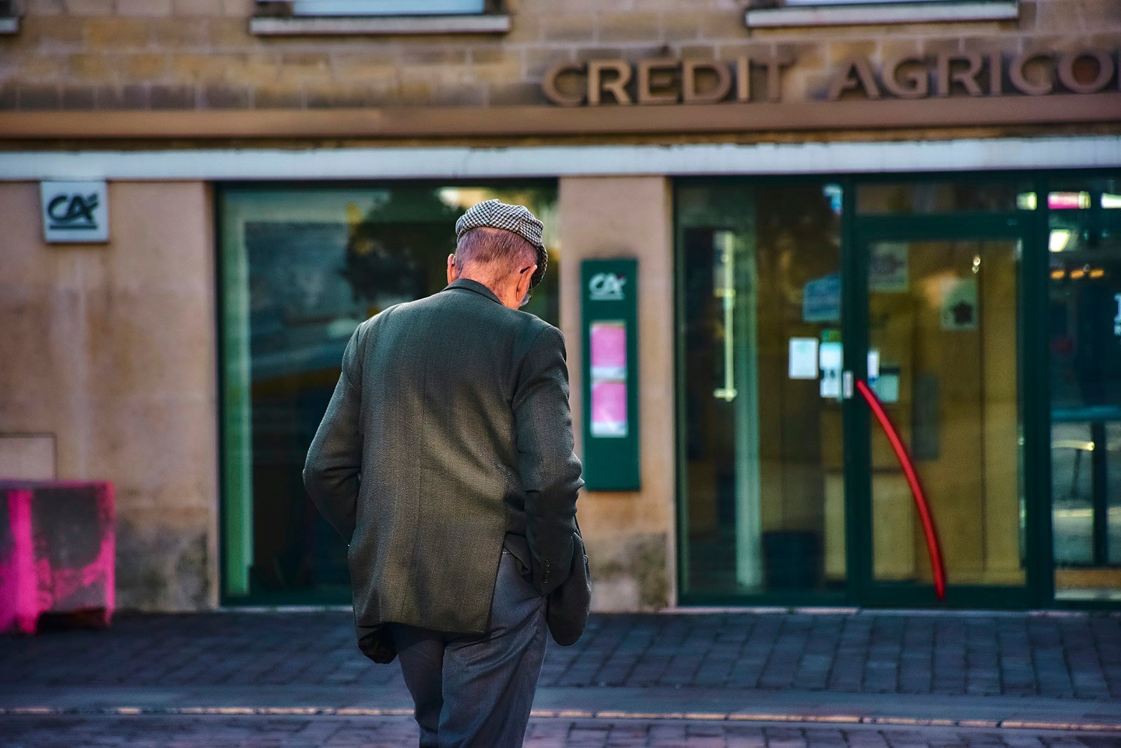 Agence du Crédit Agricole Centre-Est et accès à l'espace bancaire en ligne sur smartphone