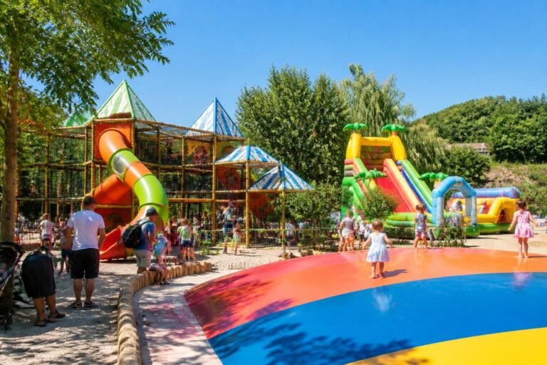 Aire de jeux et structures gonflables du parc de loisirs du Colombier à Alès par une journée ensoleillée