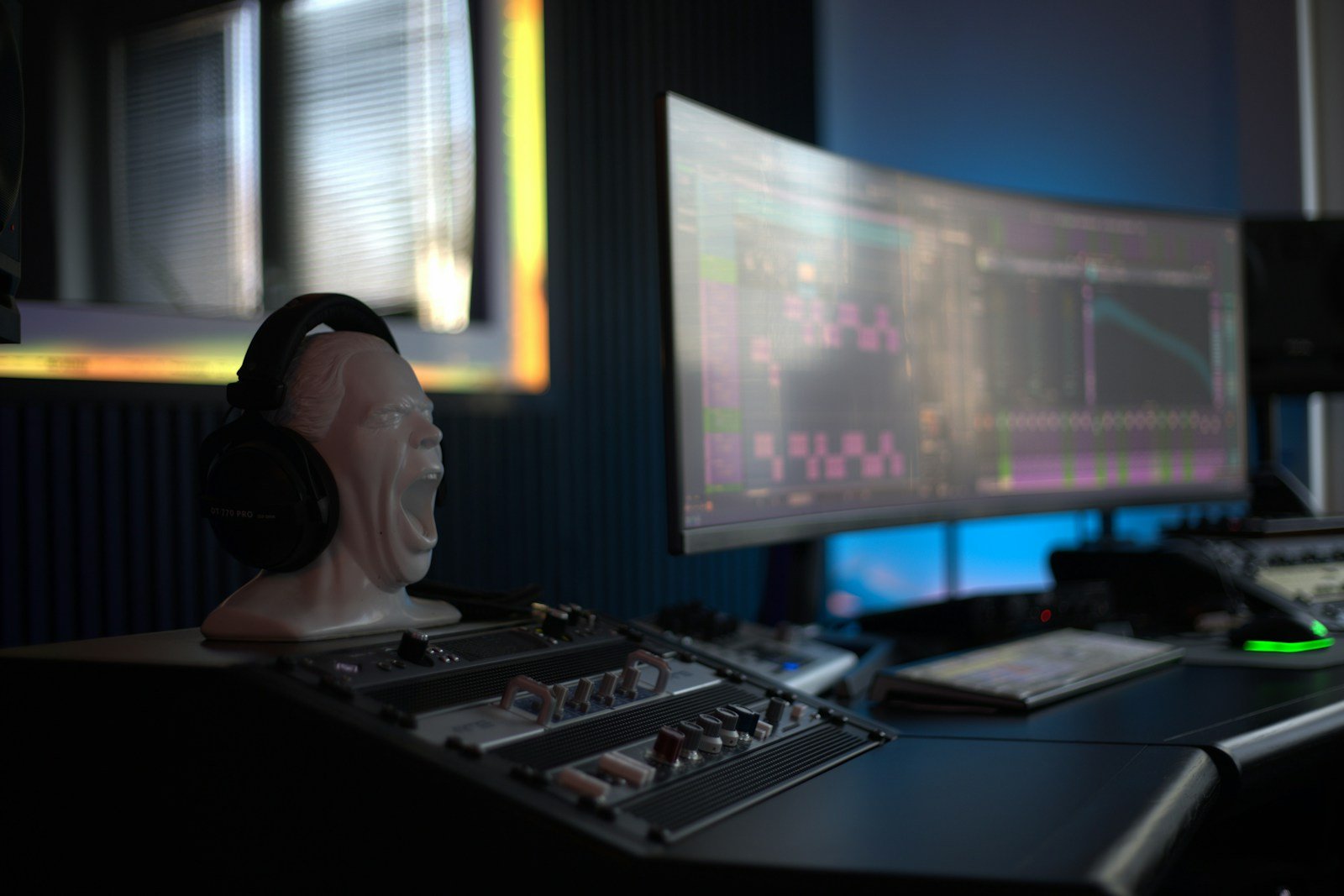 Animation d'une matinale de radio en direct, casque sur les oreilles
