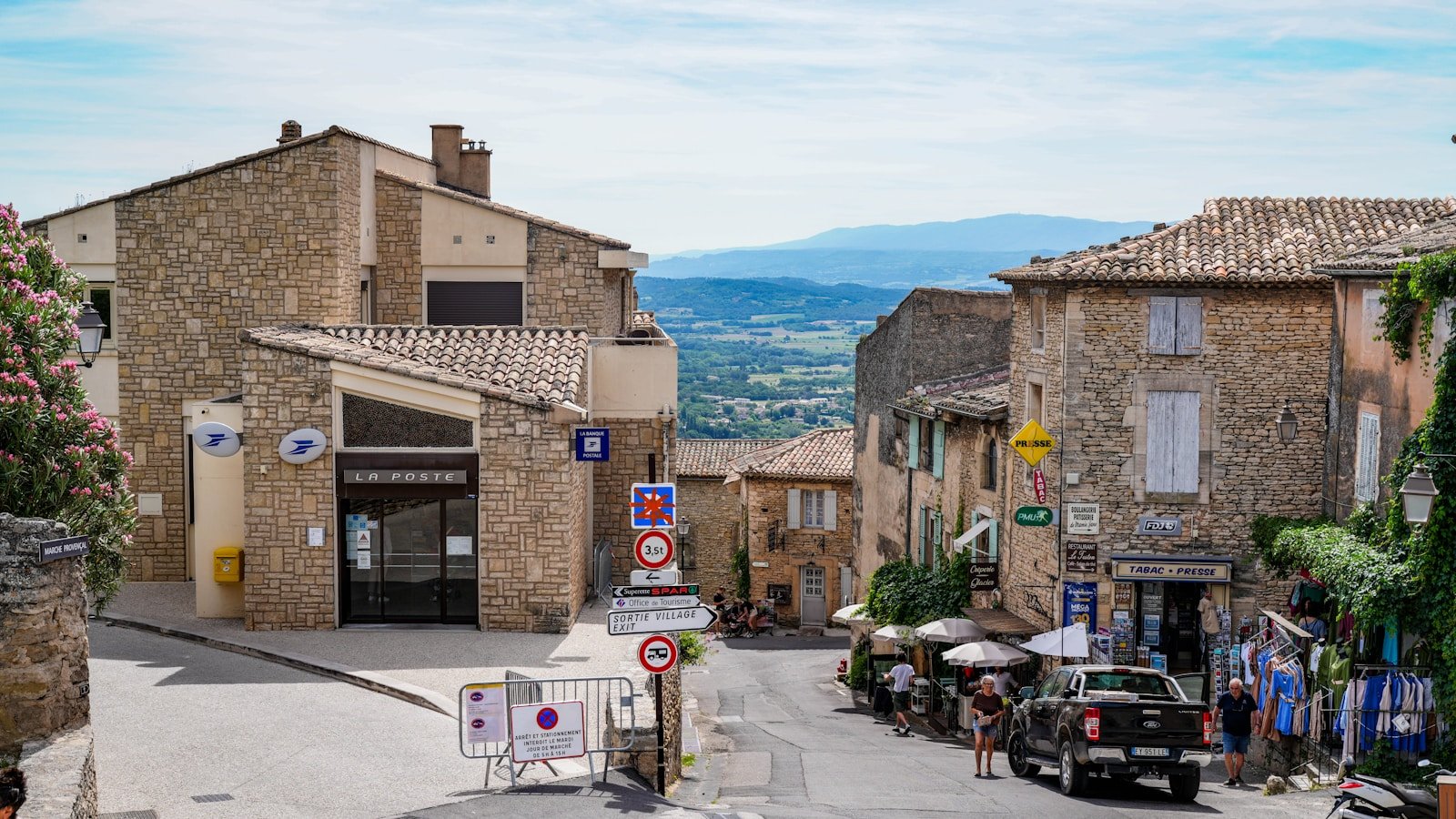 Arrivée du public devant l'entrée des arènes d'Alès, stationnement à proximité