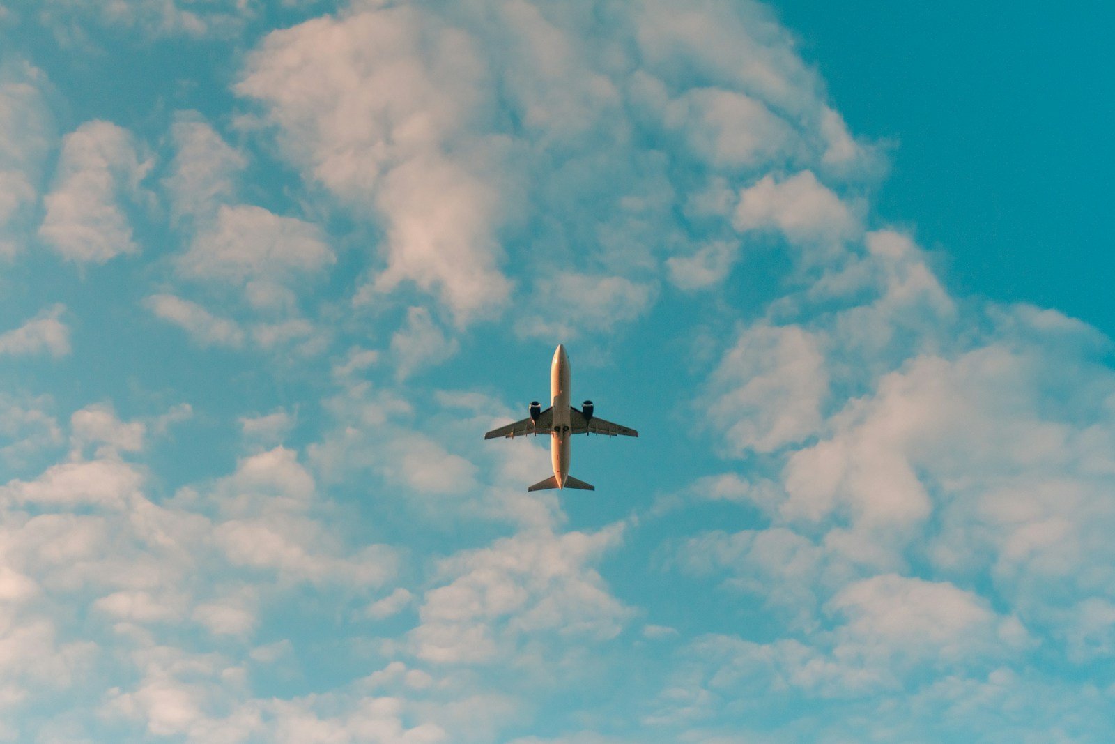 Avion au décollage au-dessus du paysage méditerranéen