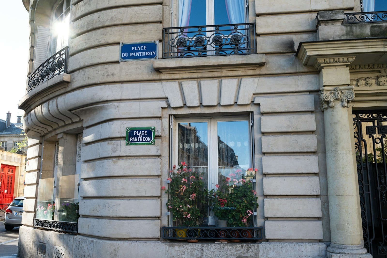 Bâtiment abritant les forces de l'ordre dans une ville du Gard