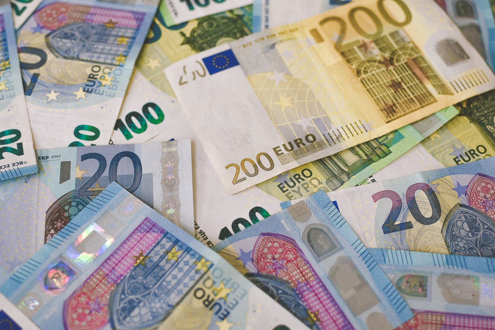 Bulletin de salaire et billets, illustration de la rémunération dans les médias