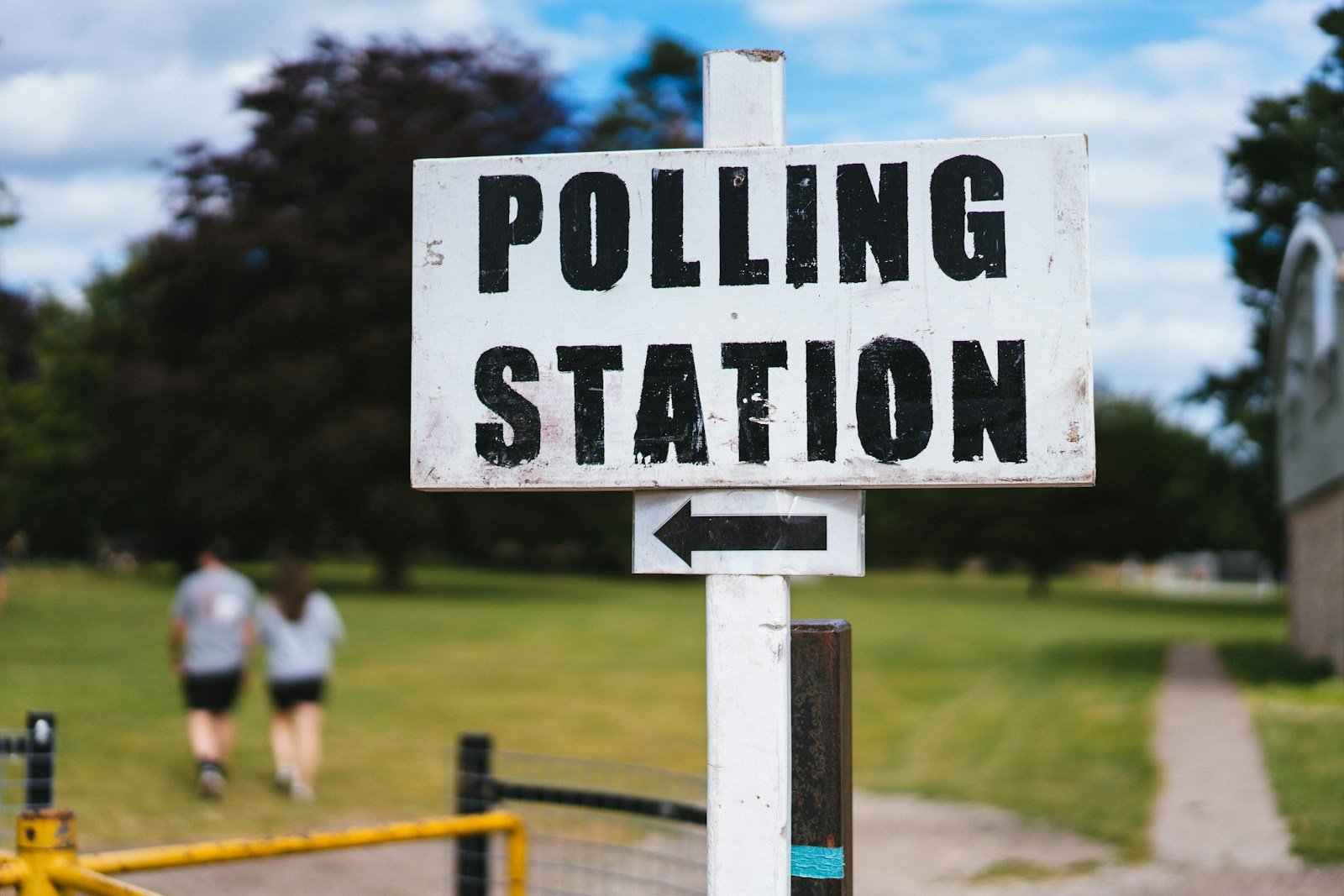 Bureau de vote français avec urne et isoloir