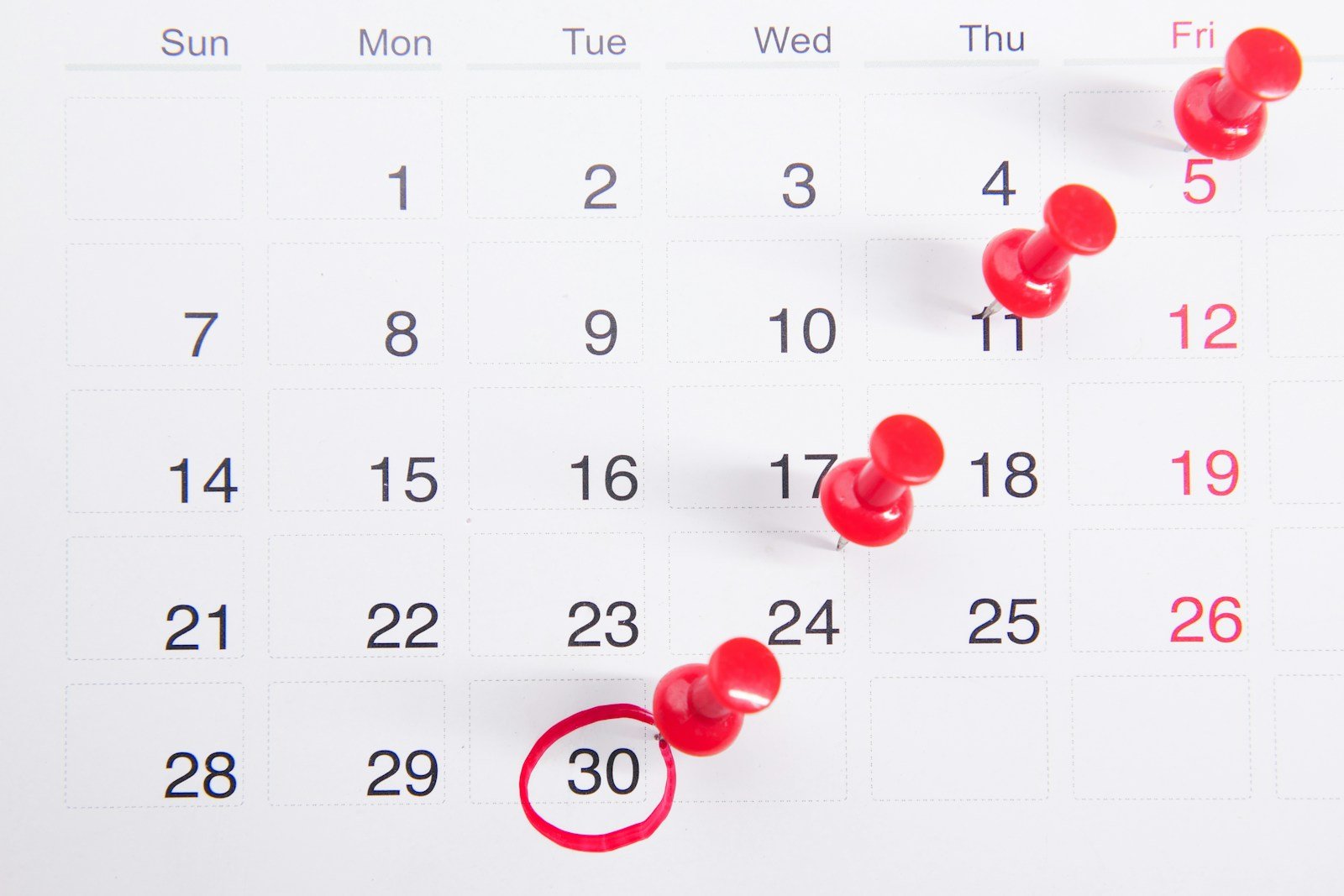 Calendrier avec une date entourée à côté d'une carte bancaire