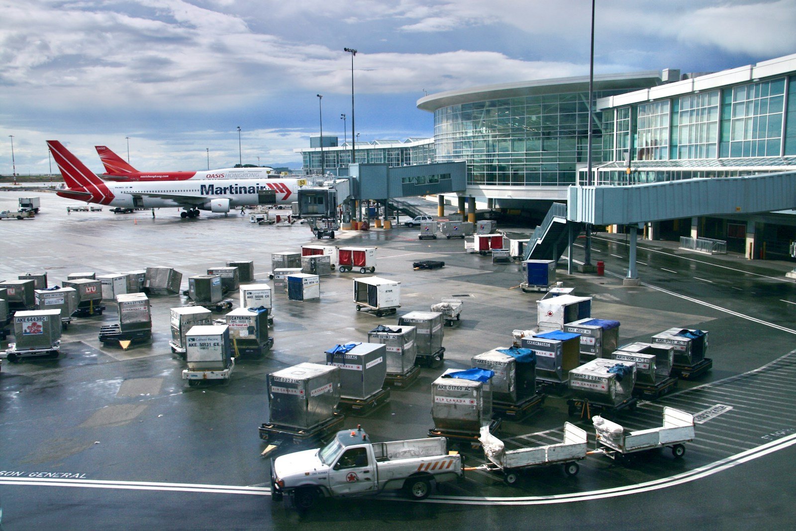 Camion de livraison quittant un entrepôt logistique d'aéroport