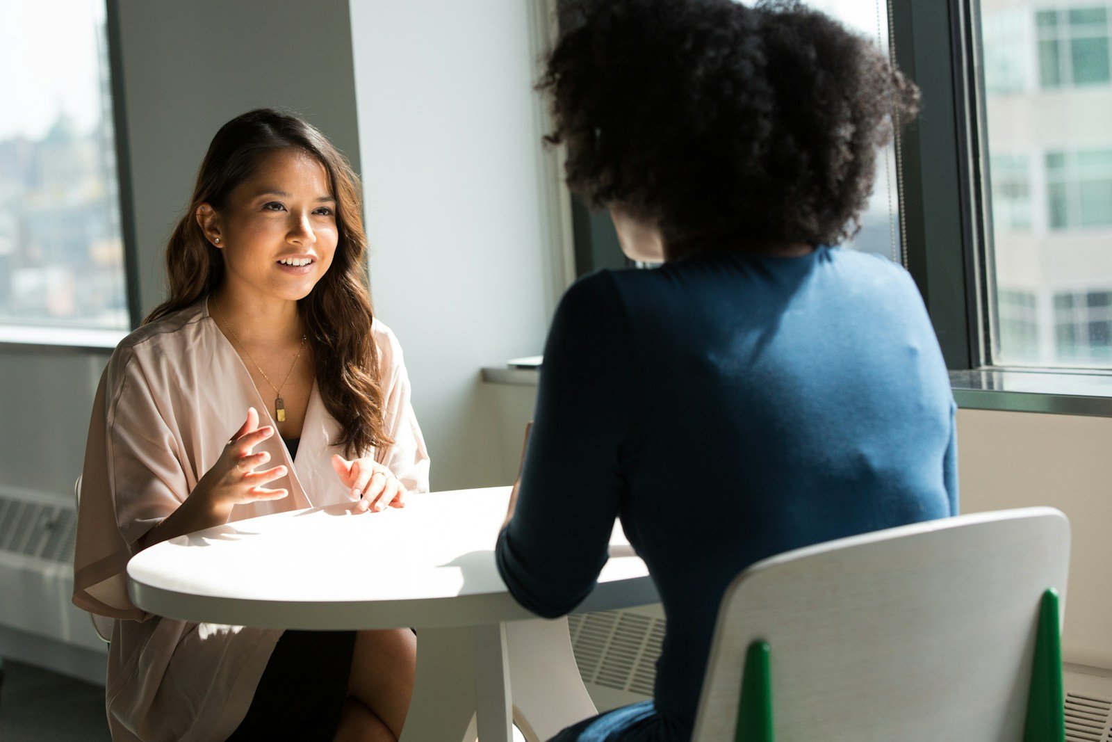 Candidat et recruteur en discussion pendant un entretien d'embauche