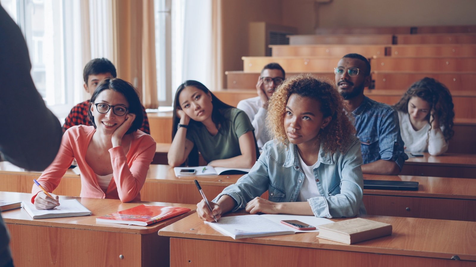 Candidats passant une épreuve écrite de concours dans une salle d'examen