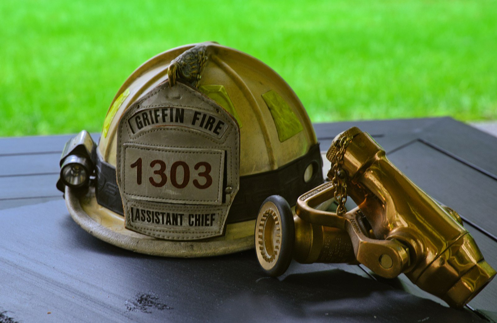 Casque de pompier avec bande de grade colorée