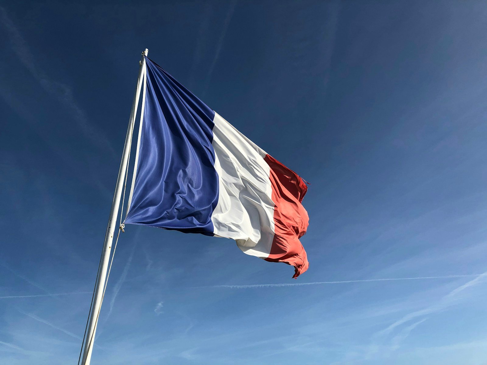 Cérémonie militaire française avec le drapeau tricolore