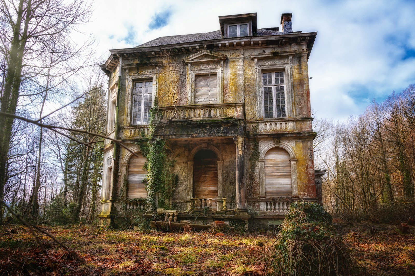 Château cévenol en pierre entouré de forêt dans les collines du Gard