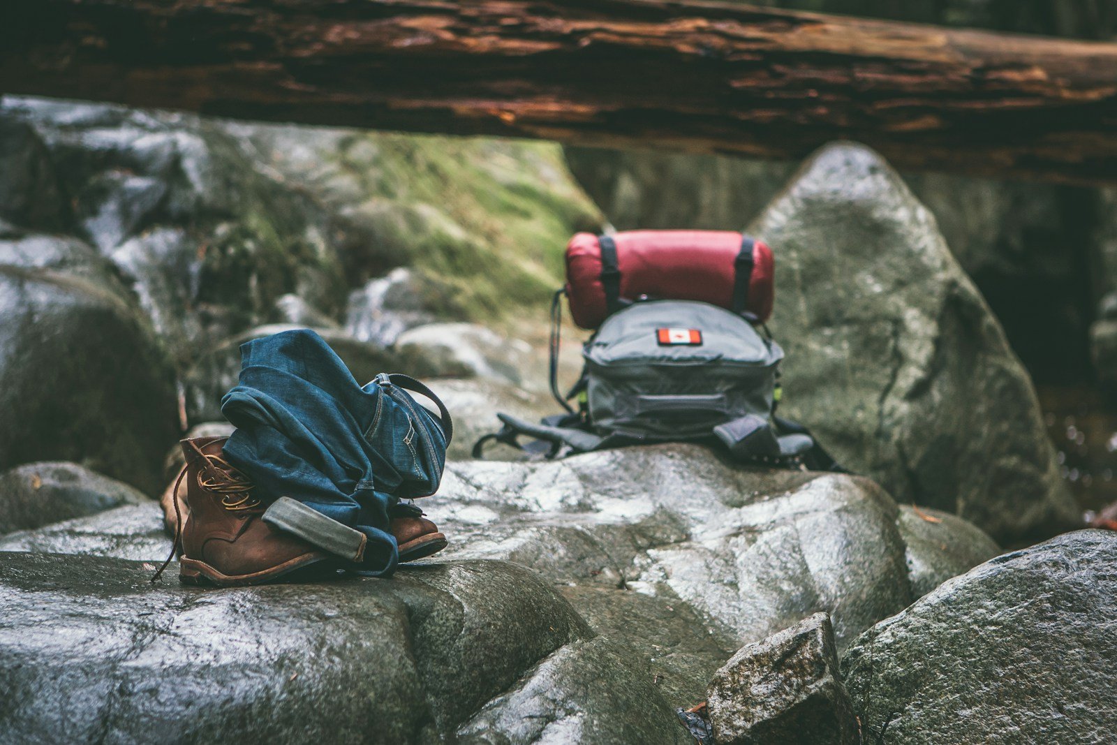 Chaussures de randonnée, sac à dos et carte posés sur un rocher des Cévennes au lever du jour