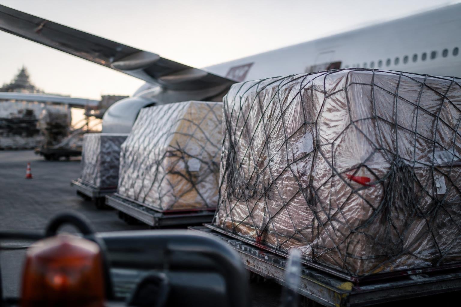 Colis internationaux en cours d'acheminement à l'aéroport Roissy-Charles-de-Gaulle