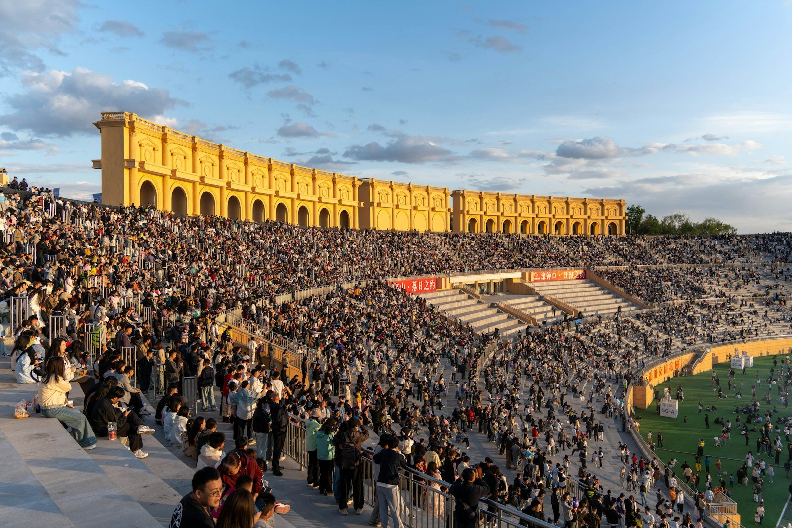 Concert en plein air aux arènes d'Alès, public et grande scène au crépuscule