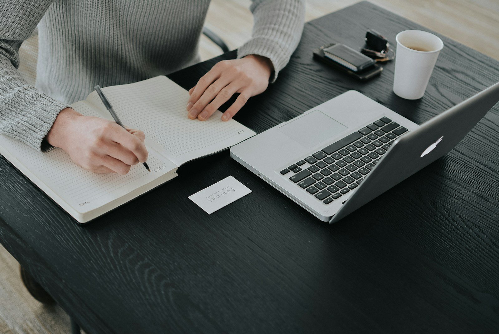 Consultant en marketing digital travaillant sur un ordinateur portable