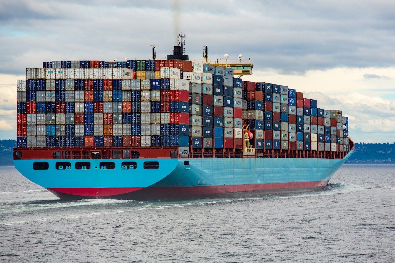 Conteneurs import-export et formalités douanières dans un port