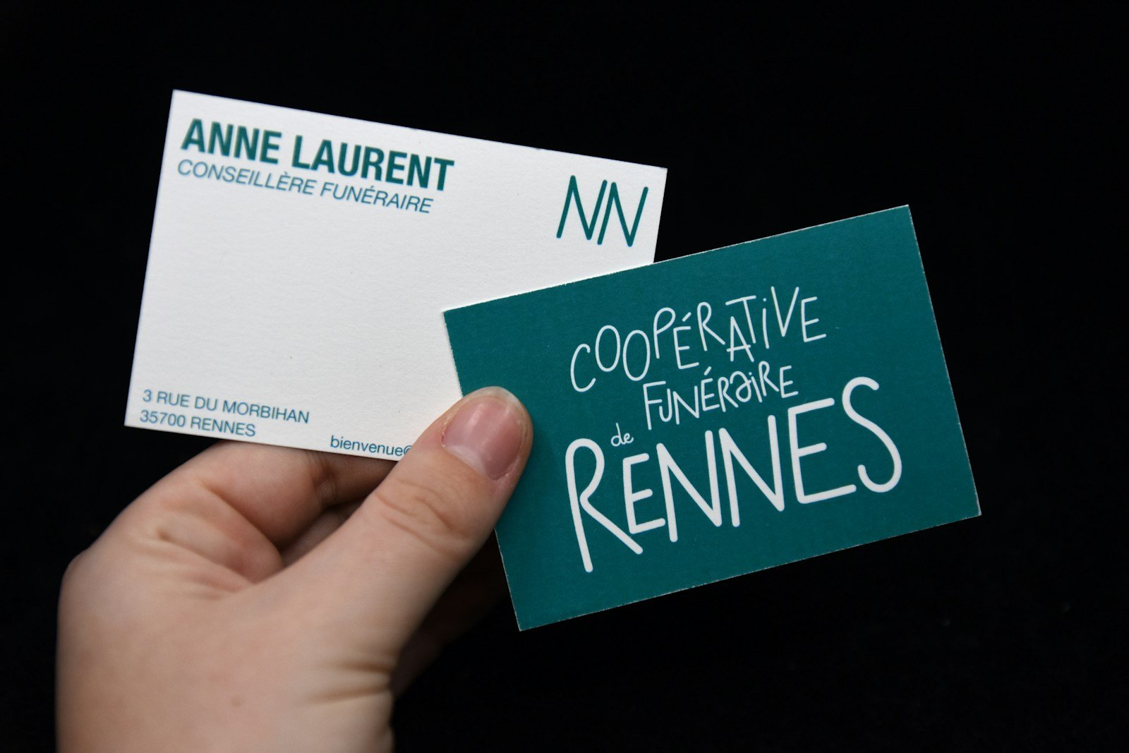 Des mains tenant une ordonnance et une carte Vitale