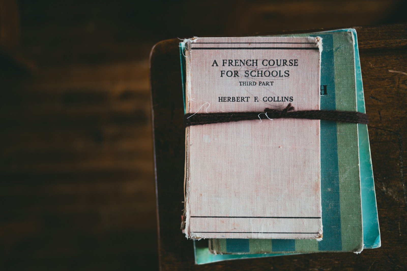 Dictionnaire et livre de synonymes français ouverts sur une table