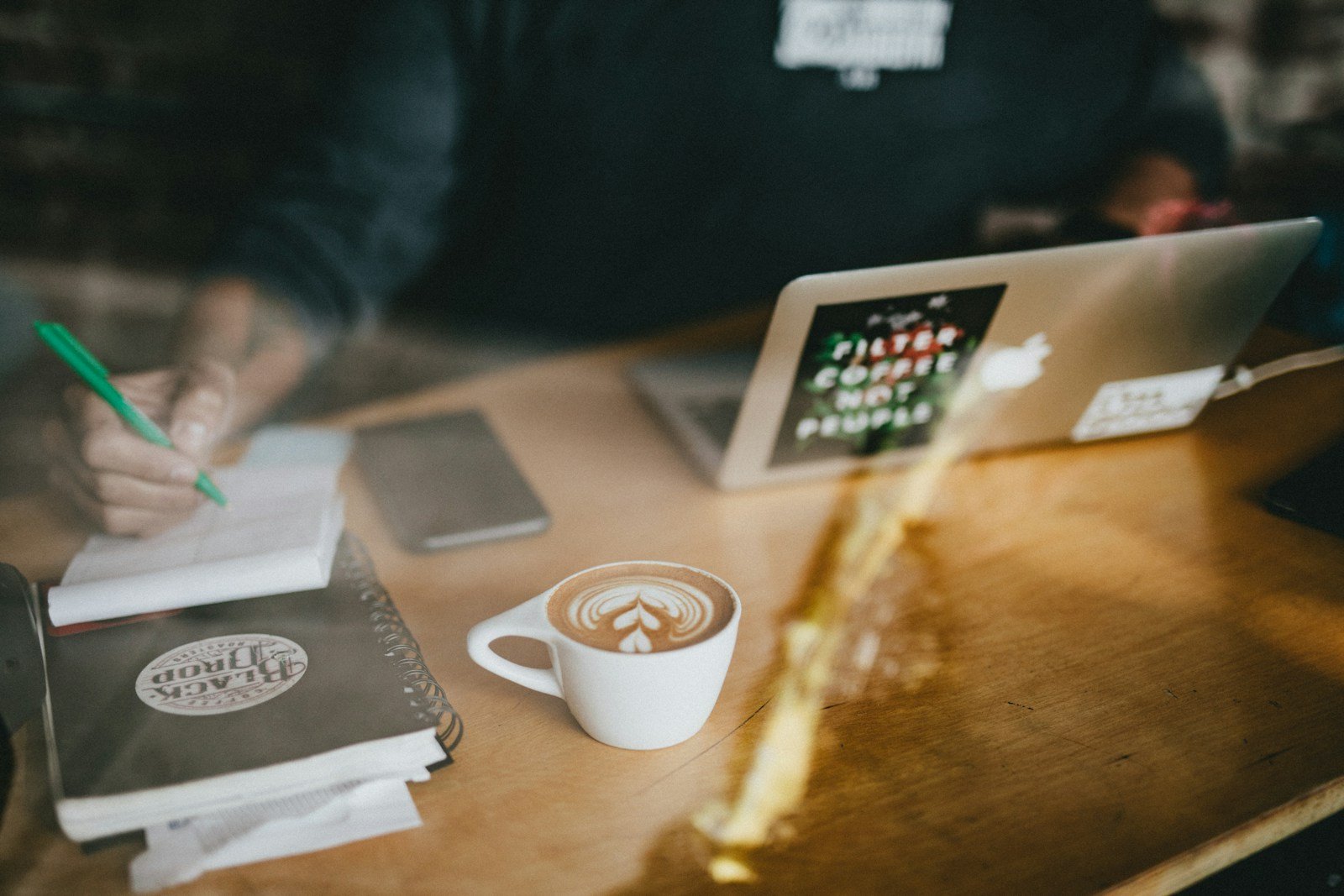 Dirigeant de petite entreprise travaillant à son bureau avec un café