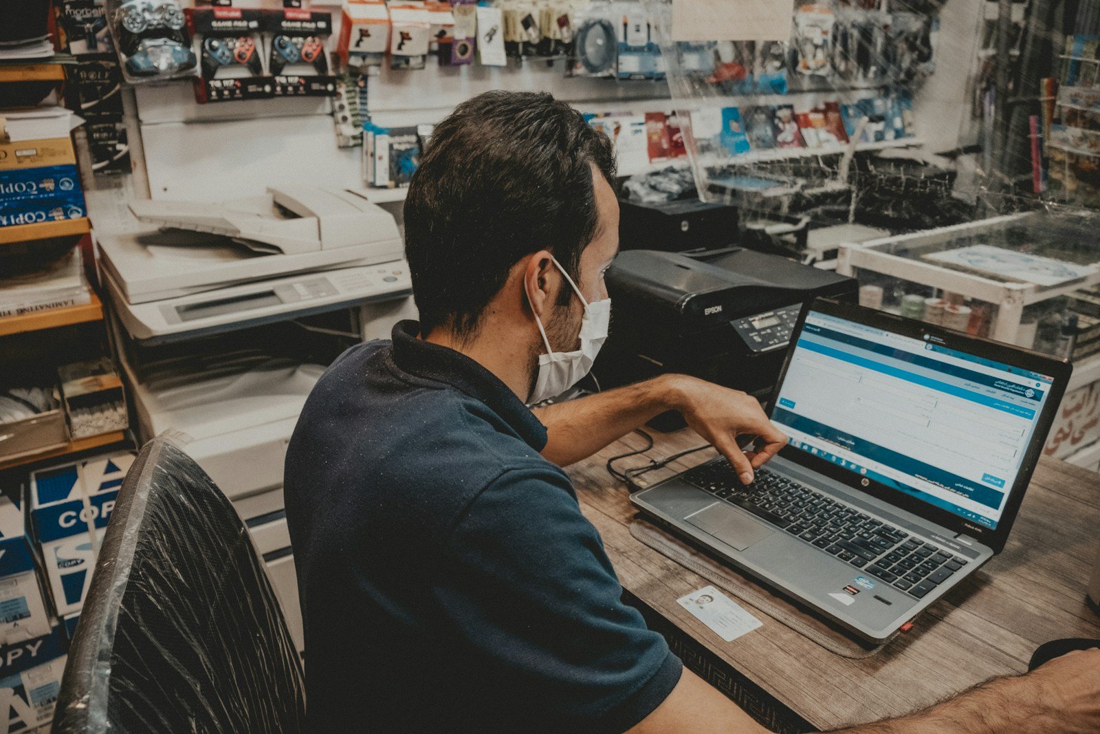 Dirigeant de petite entreprise travaillant sur son ordinateur dans son atelier