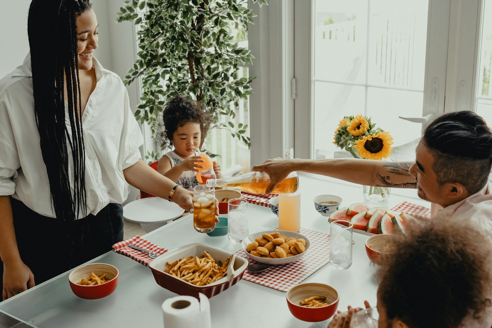 Documents de prestations familiales de la CAF posés sur une table de cuisine
