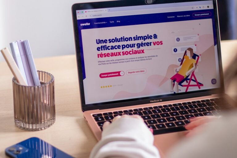 Écran d'ordinateur affichant une messagerie électronique sécurisée dans un bureau de douane