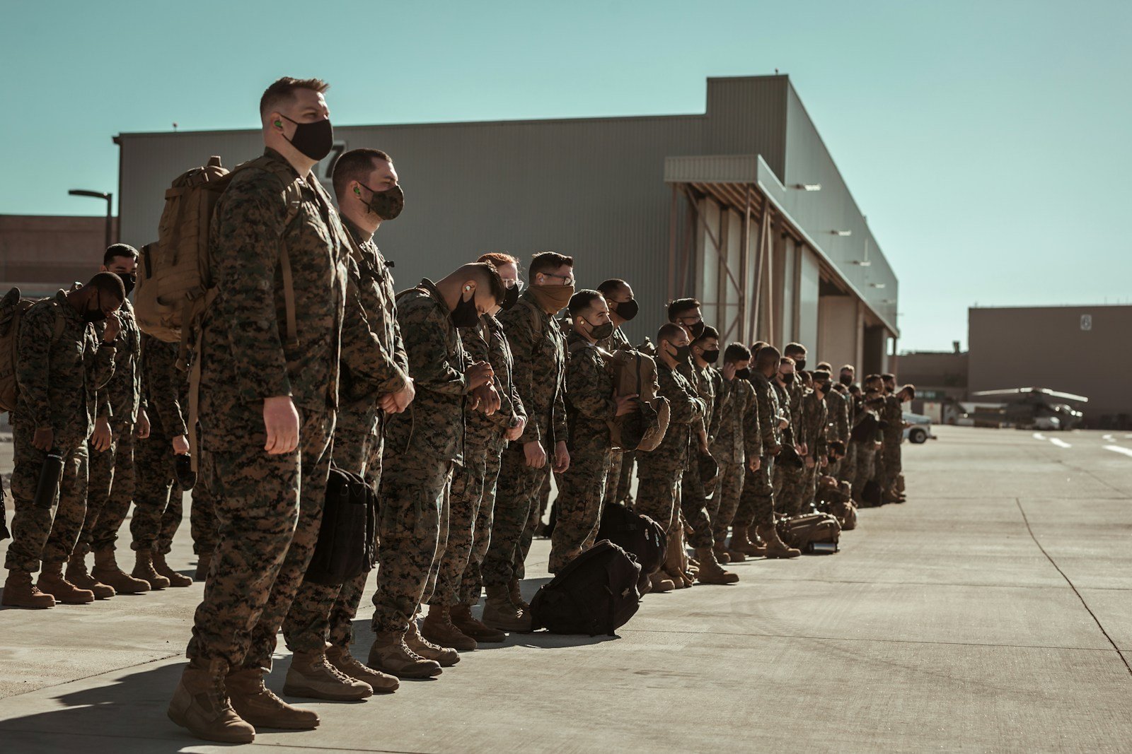 Élèves douaniers en uniforme lors d'une séance de formation