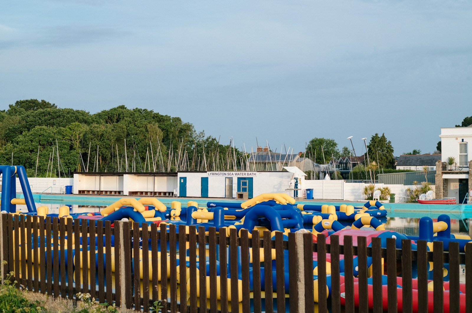 Enfants jouant sur un toboggan gonflable et des trampolines au parc de loisirs