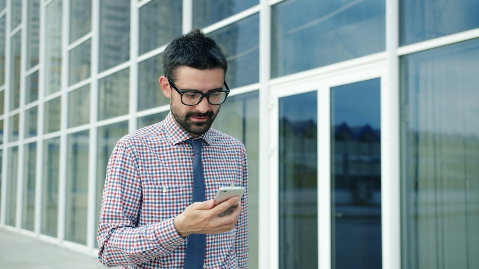 Enseignant consultant sa messagerie professionnelle sur smartphone