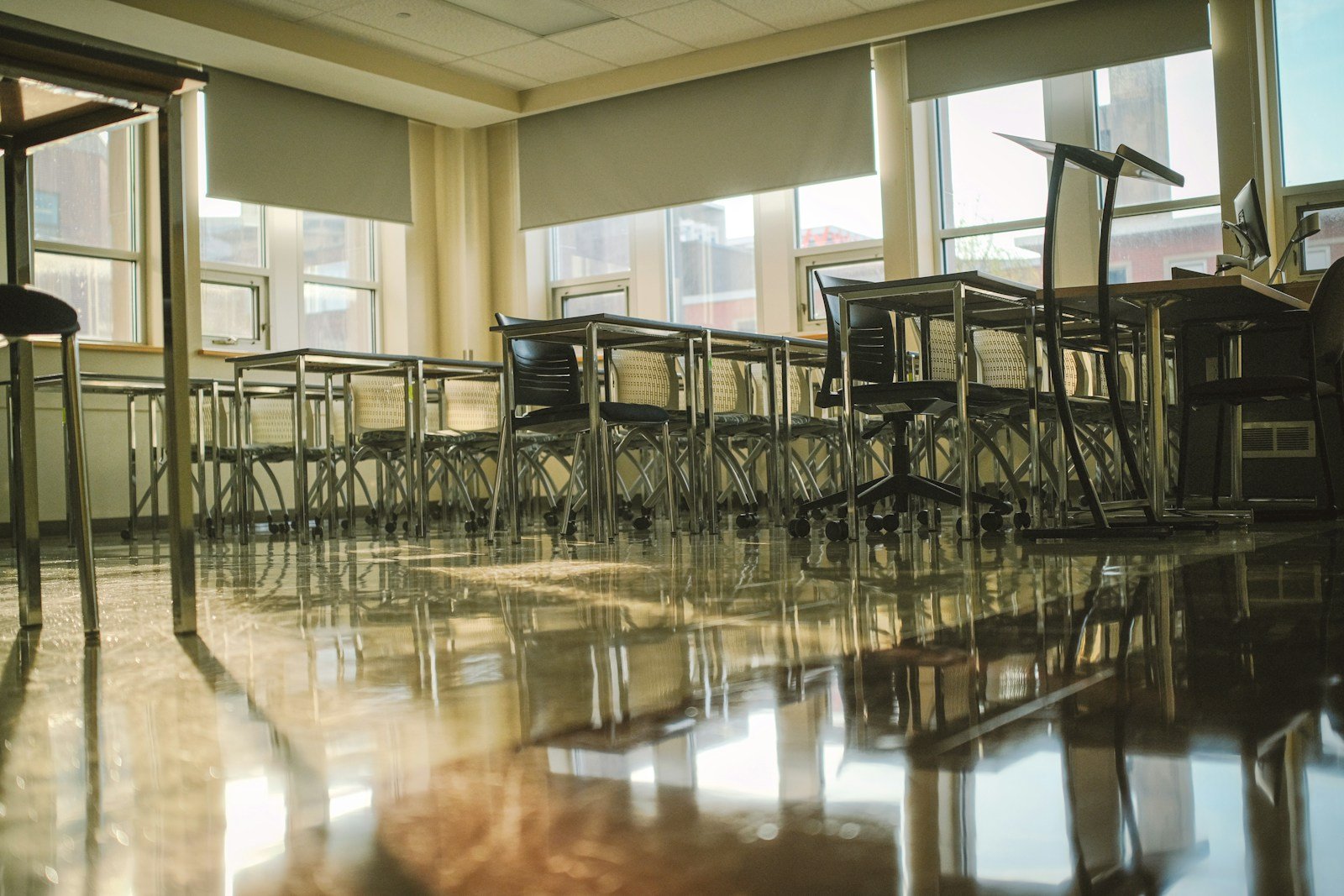 Enseignante expérimentée souriant dans une classe vide en fin de journée