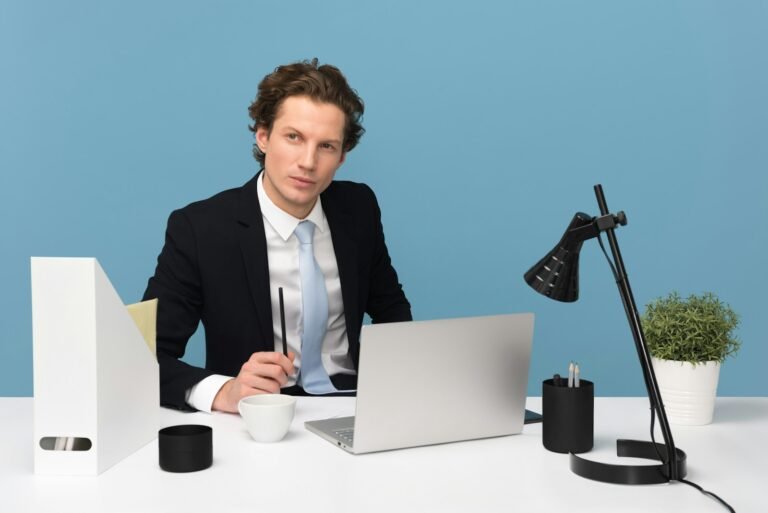 Entrepreneur consultant un média en ligne dédié au business sur son ordinateur portable