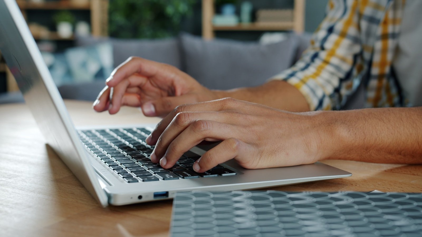 Envoi d'un email professionnel depuis un ordinateur portable