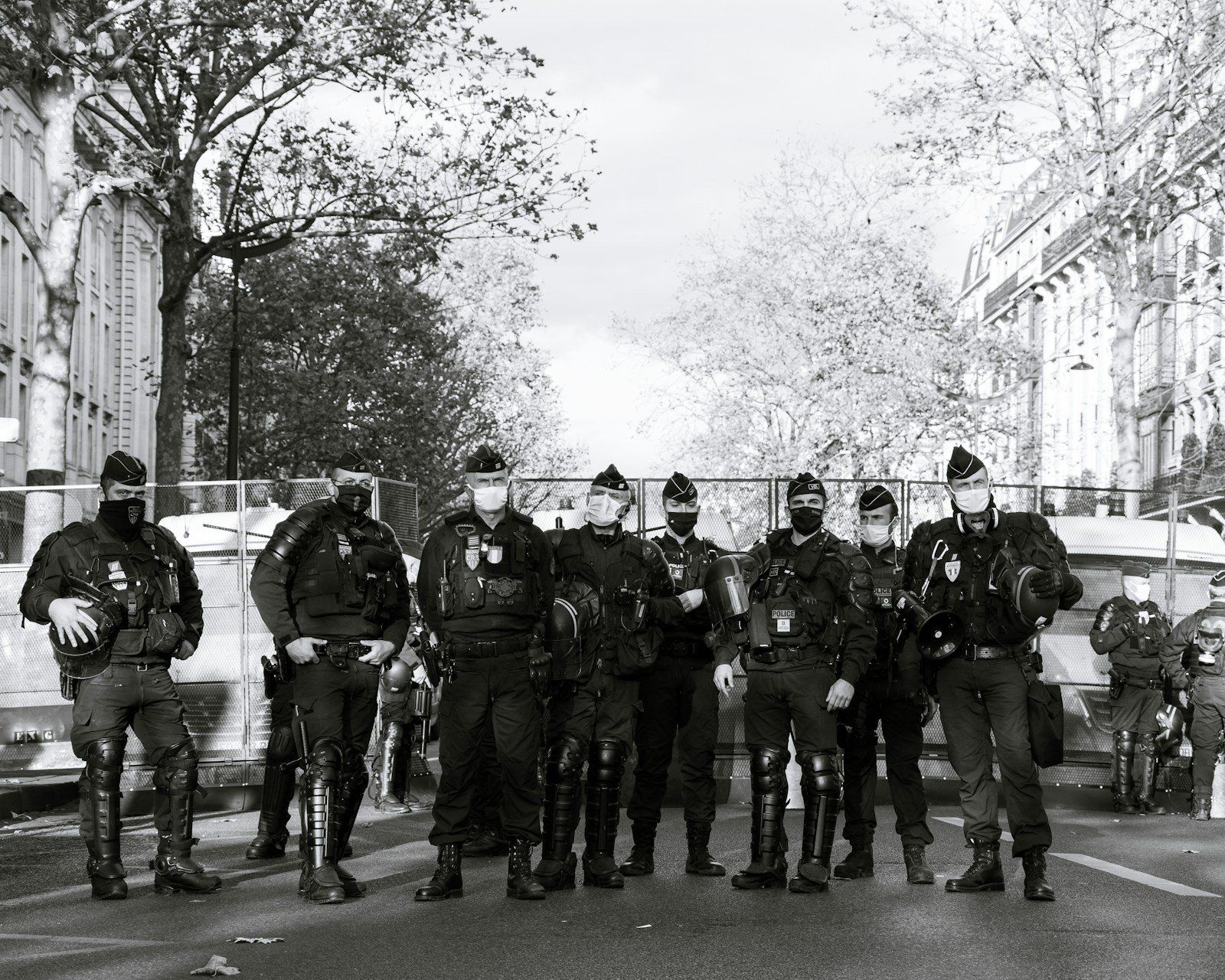 Équipe de sapeurs-pompiers français en uniforme