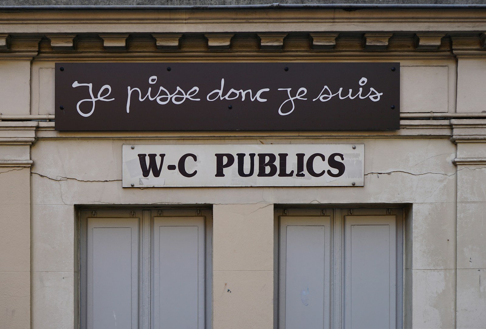 Espace d'accueil d'un service public en France avec une personne patientant sur rendez-vous