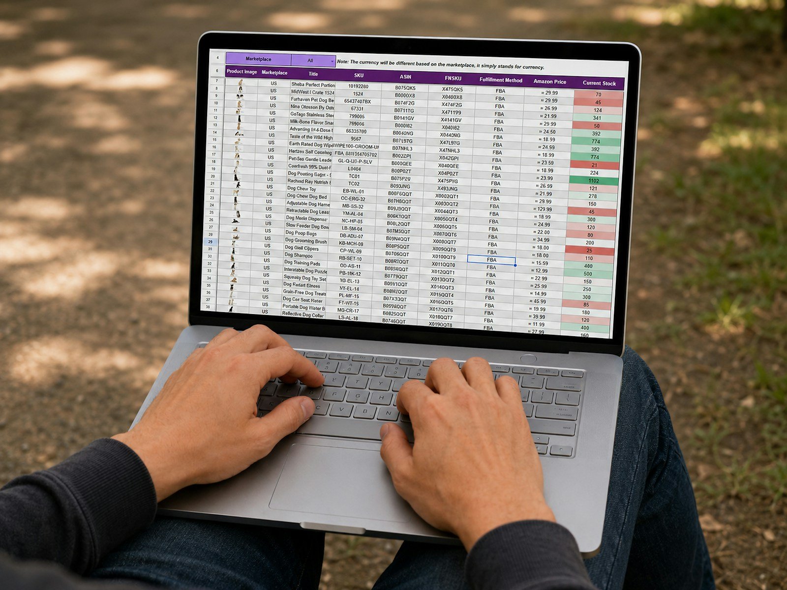 Étudiant consultant son emploi du temps et ses notes sur un tableau de bord