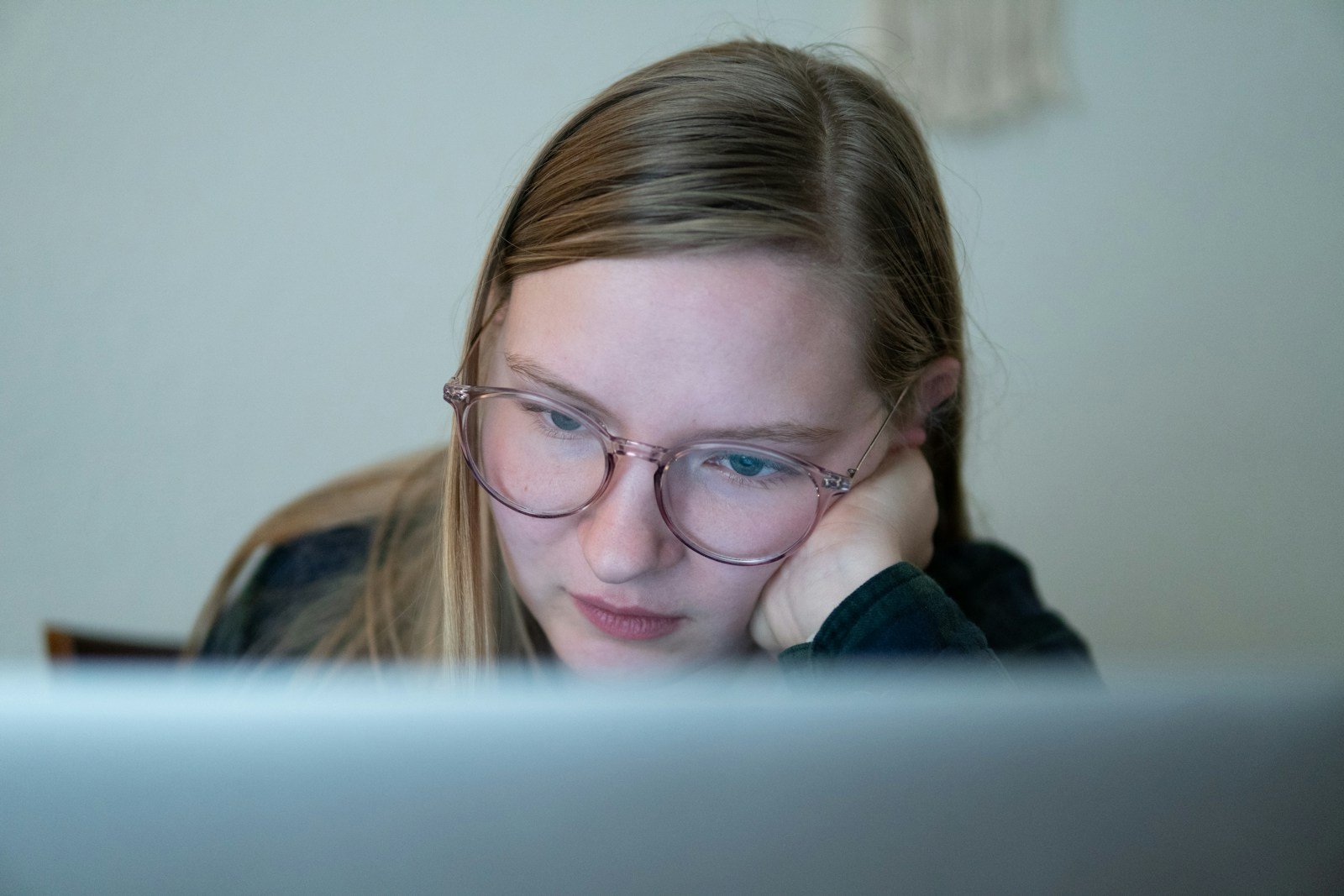 Étudiant face à un message d'erreur de connexion sur son écran