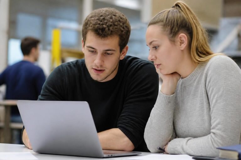 Étudiants des Arts et Métiers connectés à l'espace numérique LISE sur un ordinateur portable