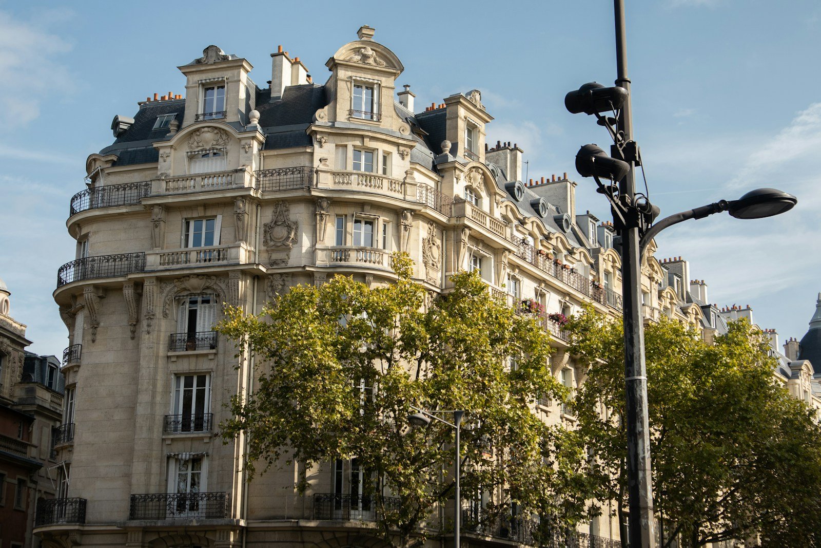 Façade d'un bâtiment officiel du renseignement français