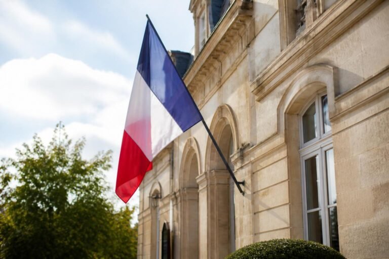 Façade d'une mairie française avec le drapeau tricolore