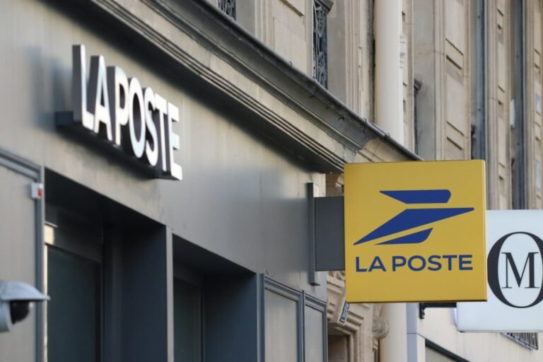 Façade jaune d'un bureau de La Poste en France
