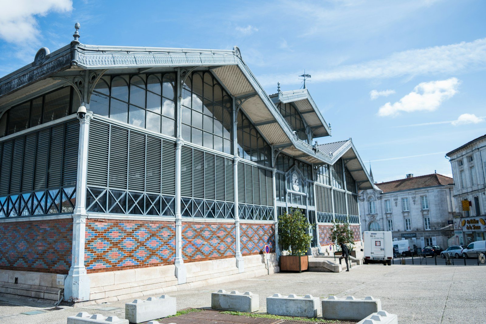 Façade rénovée des Halles de l'Abbaye sur la place, en centre-ville d'Alès
