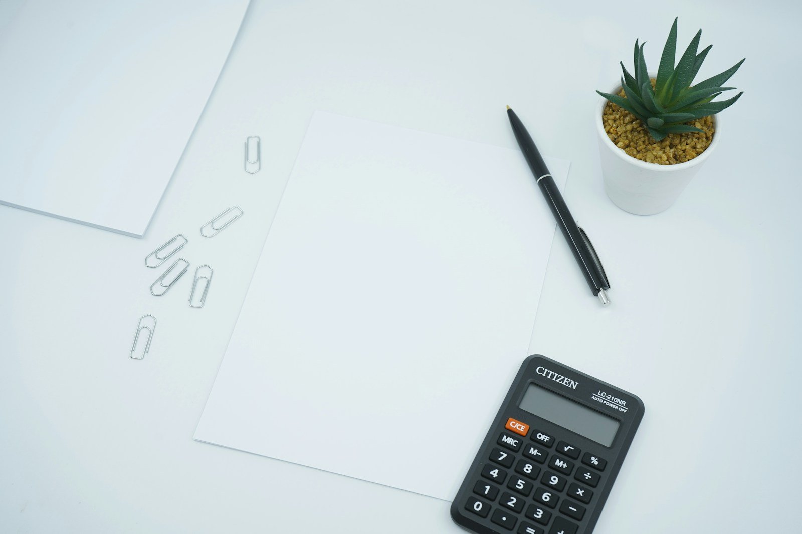 Formulaire de déclaration en douane et calculatrice sur un bureau