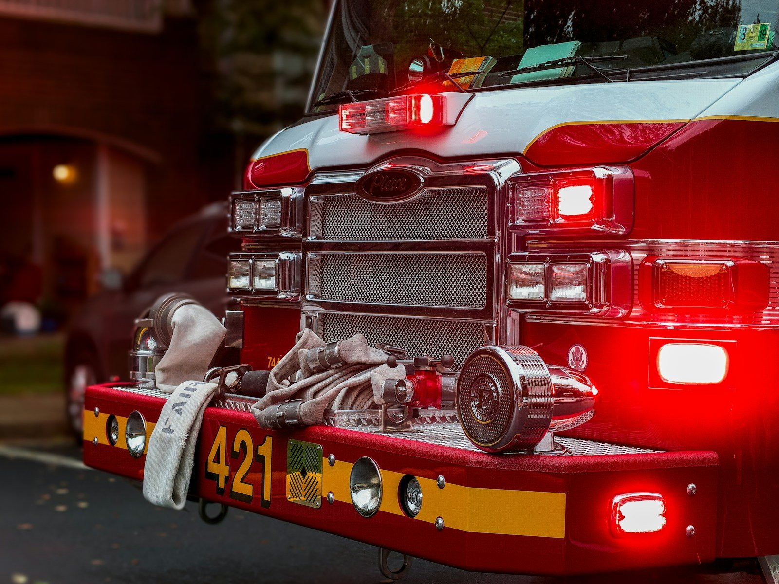 Fourgon utilitaire rouge des sapeurs-pompiers devant une caserne