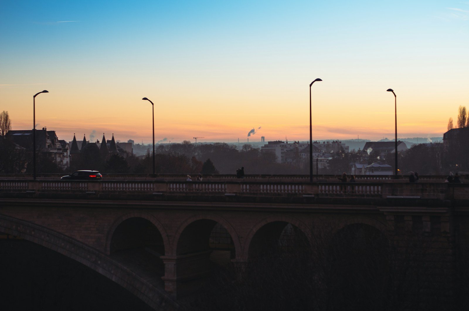 Frontaliers franchissant le pont-frontière vers le Luxembourg en voiture à l'aube