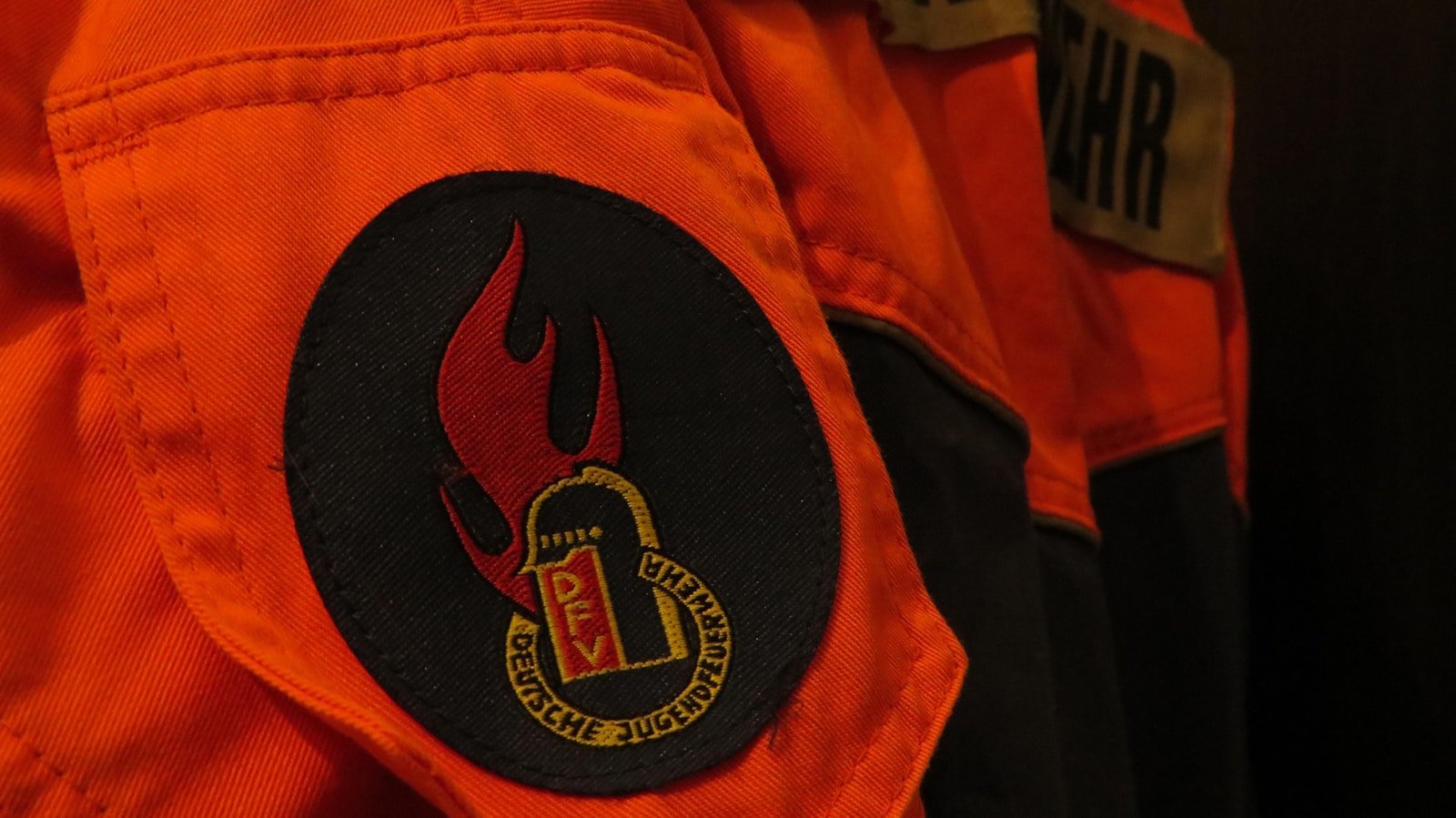 Galon de grade sur la manche d'un uniforme de pompier