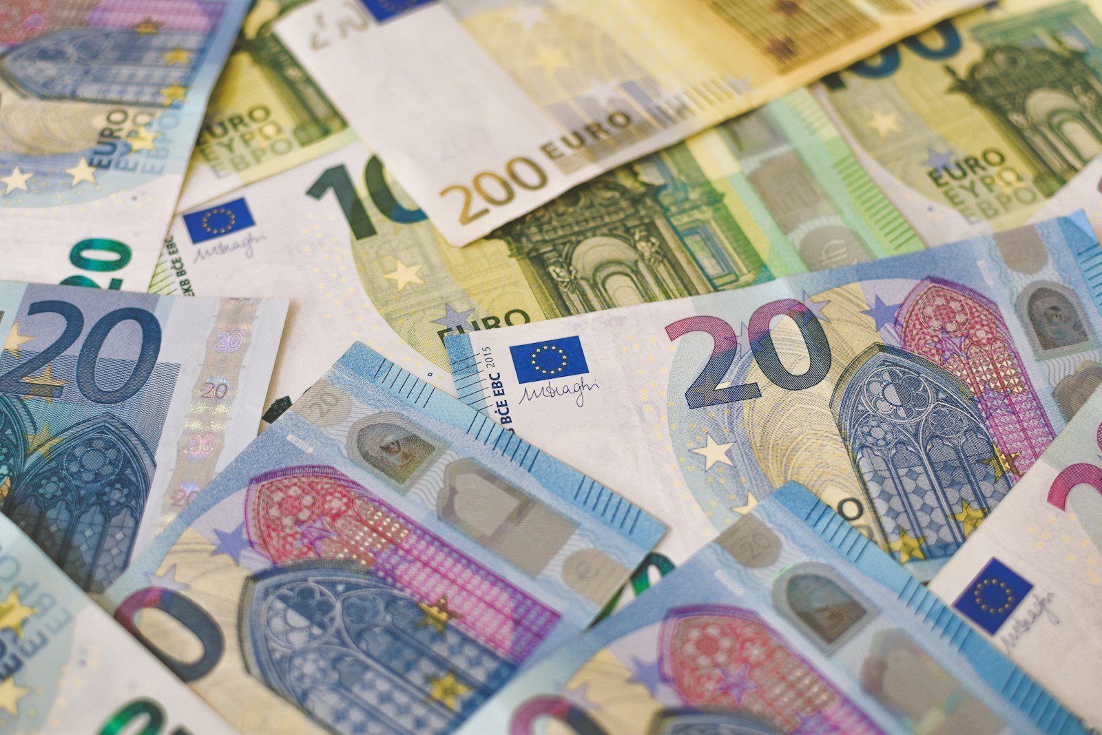 Gamme complète des billets en euros et leurs couleurs distinctes