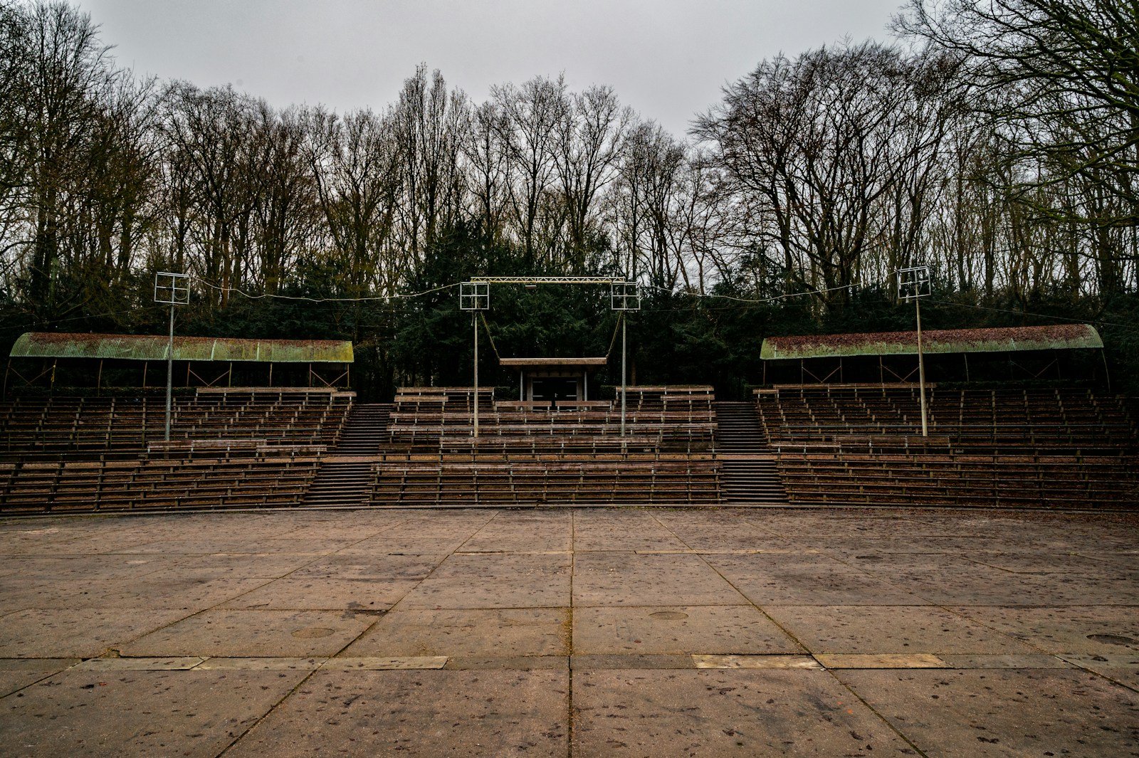 Gradins des arènes d'Alès vus depuis la piste, montage d'une scène de concert