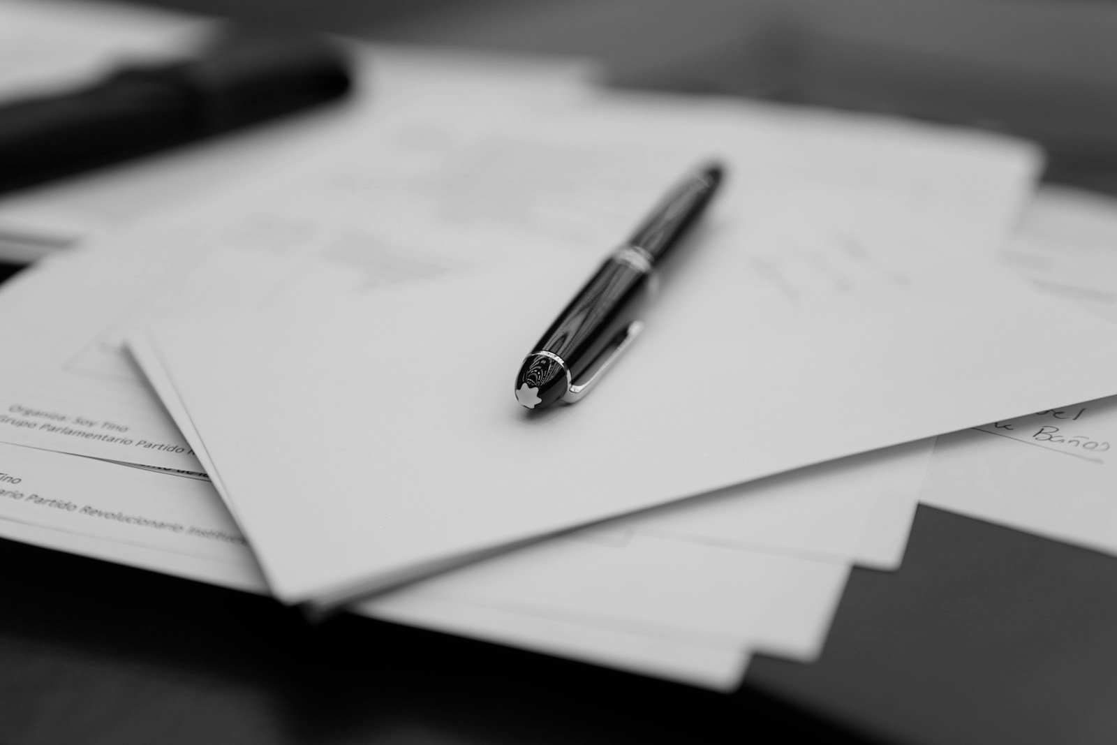 Gros plan sur un contrat de mission intérim avec un stylo posé dessus