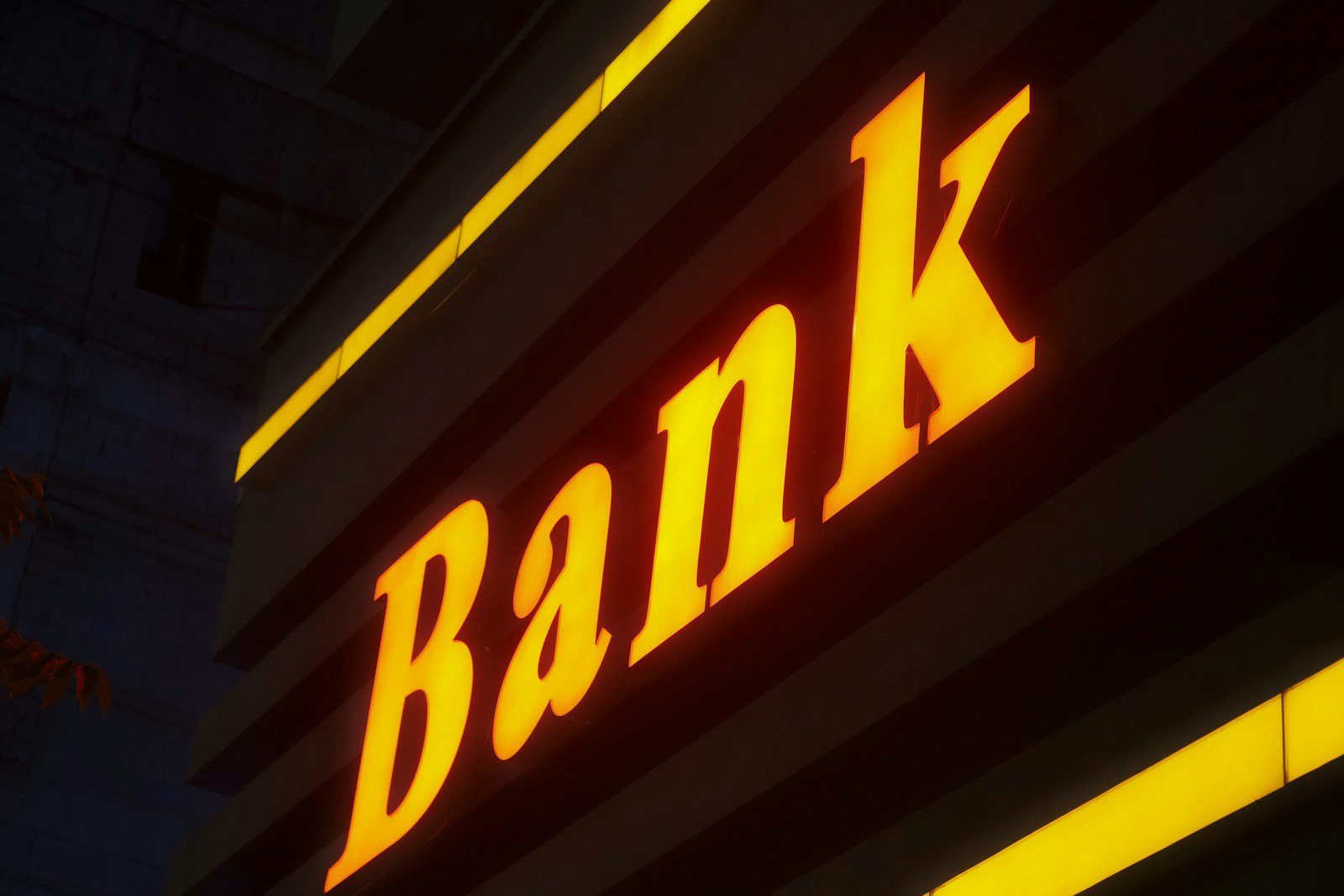 Gros plan sur un relevé bancaire avec une ligne d'opération surlignée